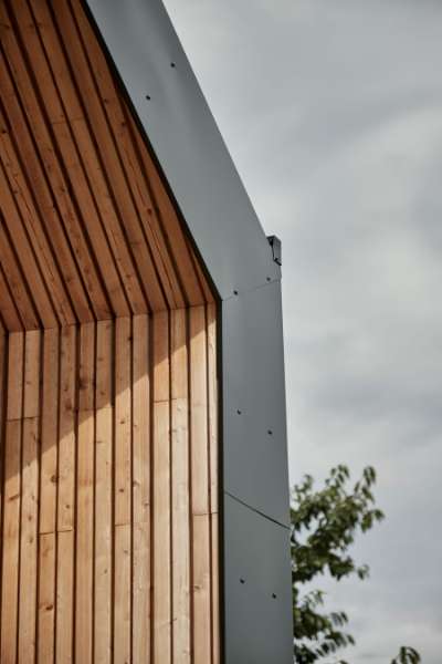 „Pinteressante“ Dach- und Fassadenlösung mit Sinusprofilen,